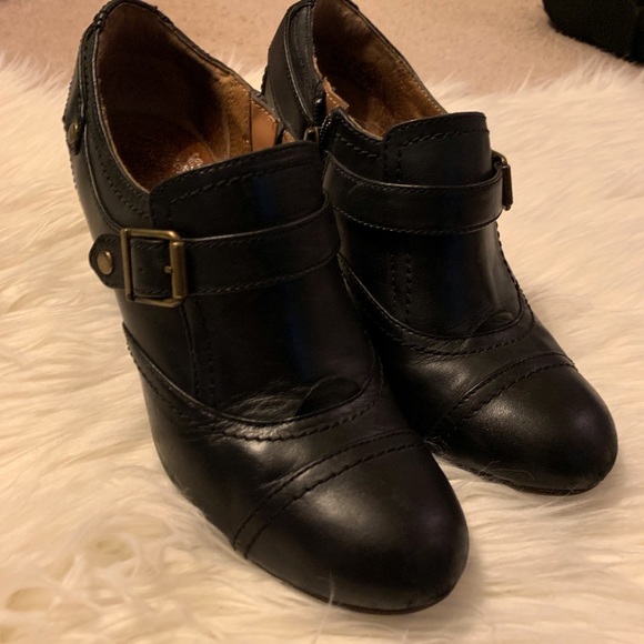 Stylish Clark’s Indigo bootie size 7 - Picture 2 of 7